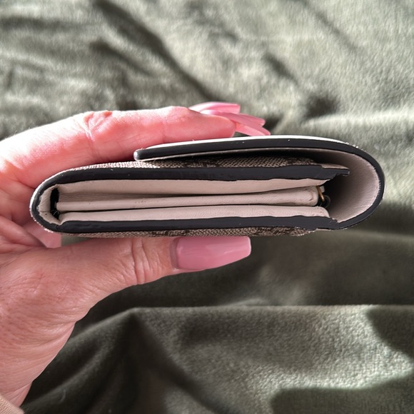 Gucci Supreme Continental Wallet in white, tan and red & green bow EUC ❤️💚 - Picture 4 of 10